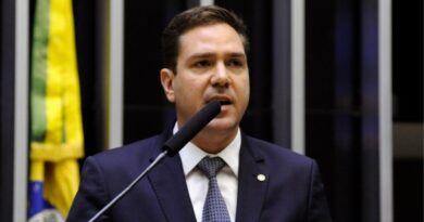Deputado federal Eduardo Bismarck faz queixa no Ministério das Minas e Energia sobre os serviços prestados pela Enel no Ceará
